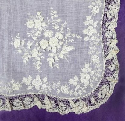 Un mouchoir de mariée en linon, broderies...