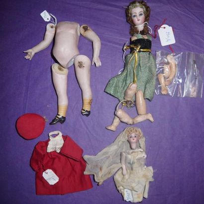 Un lot: une mignonnette communiante (élastique...