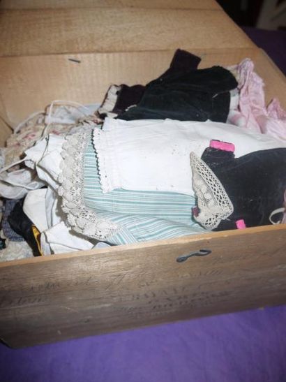 Un lot important de vêtements et sous-vêtements...