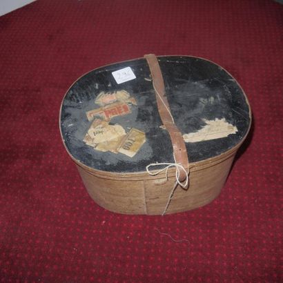 Un lot important de vêtements de poupée (dans...