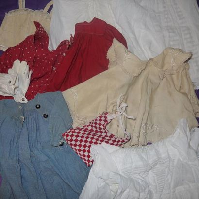 Un lot important de vêtements de poupée (dans...