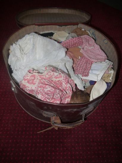 Un lot de vêtements de poupée dans une boîte...