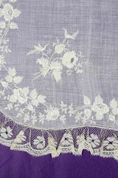 Un mouchoir de mariée en linon, broderies...