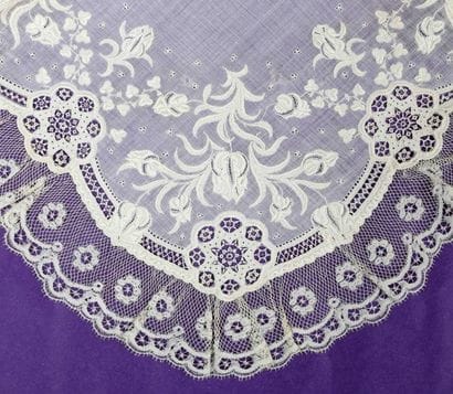 Deux mouchoirs de mariée, l'un en linon finement...