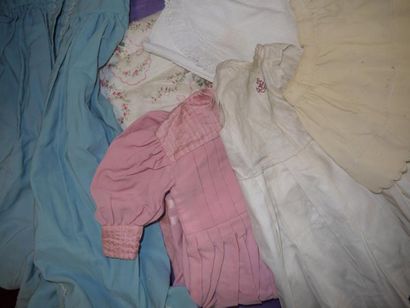 Un lot de vêtements de poupée dont une robe...