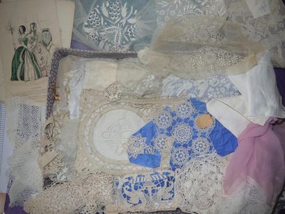 Un lot de métrages de tulle brodé, Blonde,...
