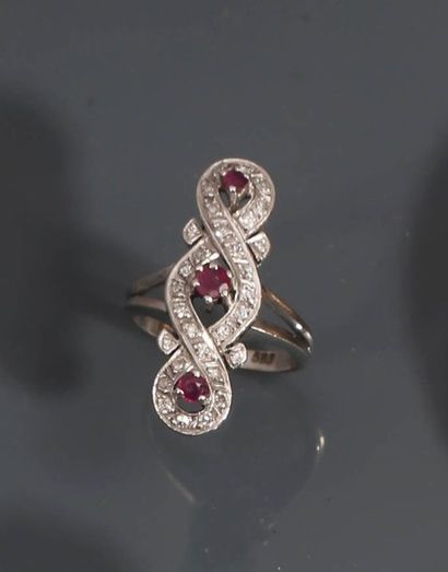 Bague en or blanc 18K (750°/00) à décor de...
