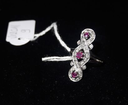 Bague en or blanc 18K (750°/00) à décor de...