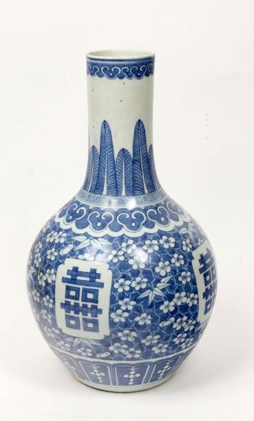 Vase balustre en porcelaine à décor bleu-blanc...