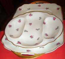 Neuf assiettes et un plat à asperges en porcelaine...