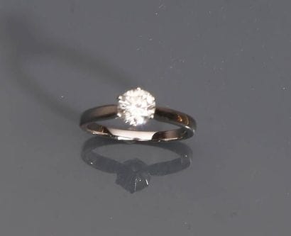 Bague solitaire en or blanc 18K sertie d'un...