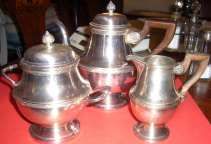 Lot de quatre grands plats:
- Raynaud, Limoges.
-...
