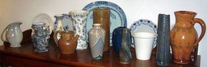 Treize pichets, pots ou vases en faïence...