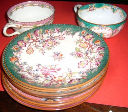 Neuf tasses à thé et huit sous tasses. Faïence...