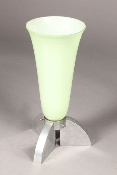 Lampe en verre teinté vert clair et socle...