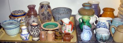 Vingt-cinq petits pots ou petits vases en...