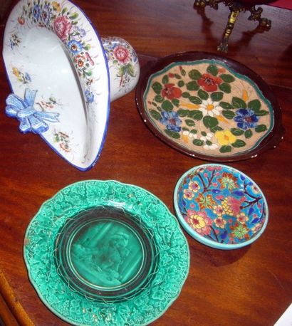 Lot:
- Vase à suspendre en faïence de
Nevers...