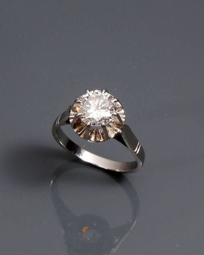 Bague solitaire en or blanc 18K (750°/00)...