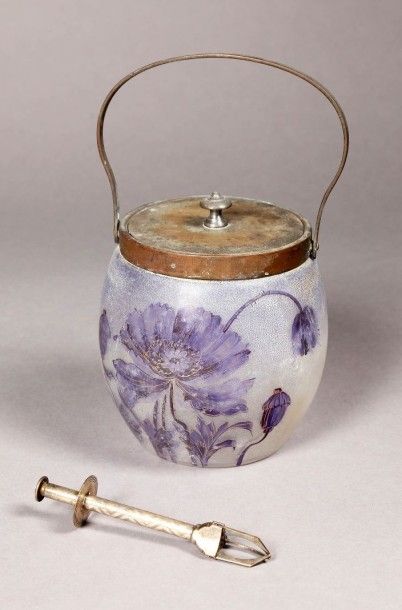 Pot à glaçons en verre chenillé.
Décor à...