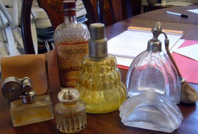 Ensemble de:
- deux petits flacons à parfum...