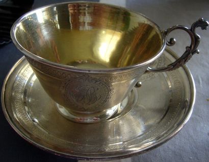 Une tasse à chocolat et sa sous tasse.
En...