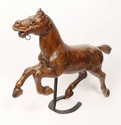Cheval galopant.
Mélèze sculpté sur assemblage.
Anciennement...