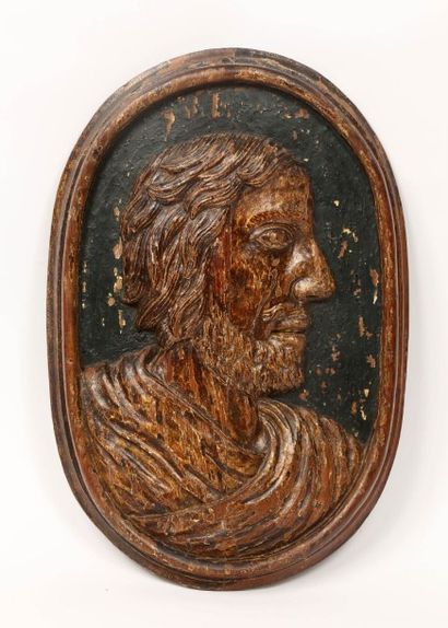 Profil d'un buste d'homme.
Panneau en ovale,...