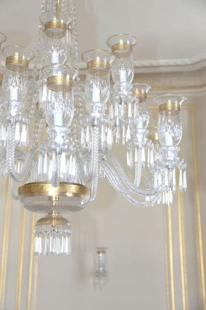 Grand lustre Saint Louis en cristal blanc...