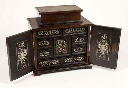 Petit cabinet en ébène.
Décor intérieur sur...