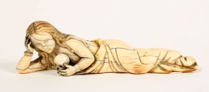 Memento Mori en ivoire sculpté patiné.
Marie...