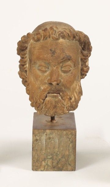 Tête d'abbé portant la barbe.
Pierre calcaire...
