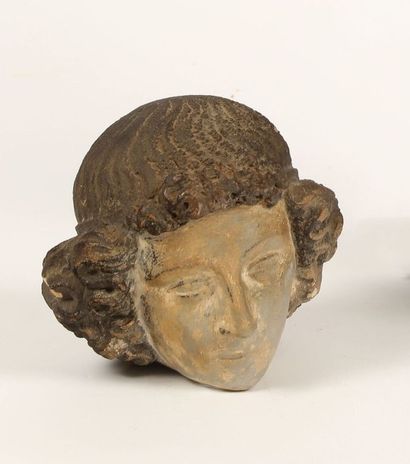 Tête d'ange.
Cheveux bouclés retenus par...