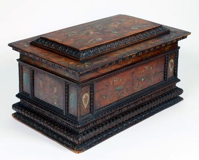 Petit coffre en noyer sculpté et ronce de...