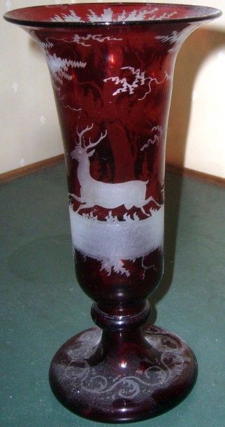 Vase tulipe en verre rubis de Bohème.
Décor...