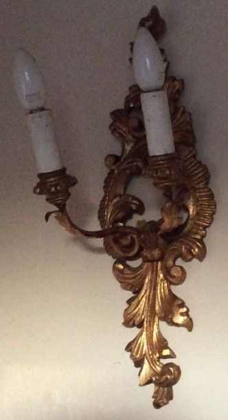 Applique en bois doré à 2 bras de lumière...