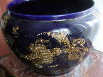 Cache pot en faïence bleu, or et émaux polychrome.
Manufacture...