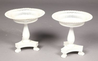 Paire de coupe à fruits en porcelaine blanche.
Trois...