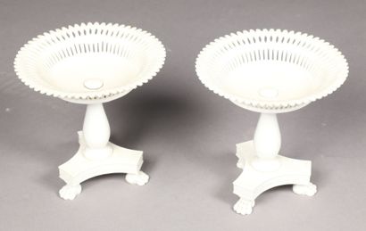 Paire de coupe à fruits en porcelaine blanche.
Trois...
