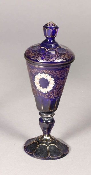 Vase couvert en verre bleu.
Décor or et deux...