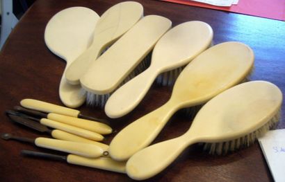 Ensemble de deux brosses en ivoire, sept...