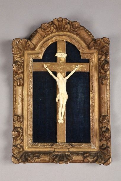 Christ en croix, dans un cadre.
Un bras ...