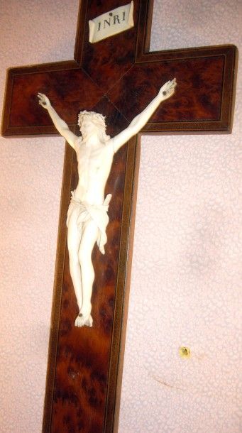 Crucifix en ivoire.
Croix en loupe d'amboine.
XIXe...
