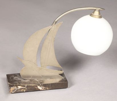 Lampe de chevet en métal découpé pour former...