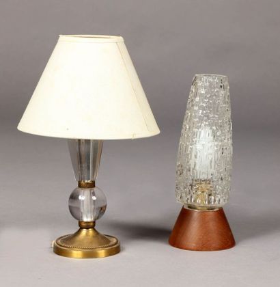 Ensemble de quatre petites lampes de chevet.
a)...