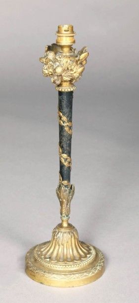 Pied de lampe en bronze doré et laqué noir.
Epoque...
