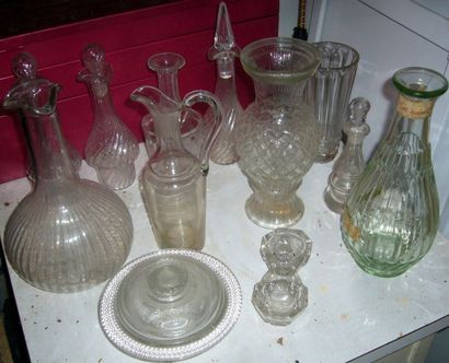 Lot de onze objets en verre moulé.
Début...