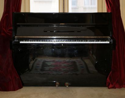 Piano droit de la maison Bechstein laqué...