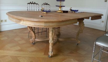 Table de salle à manger en noyer mouluré....