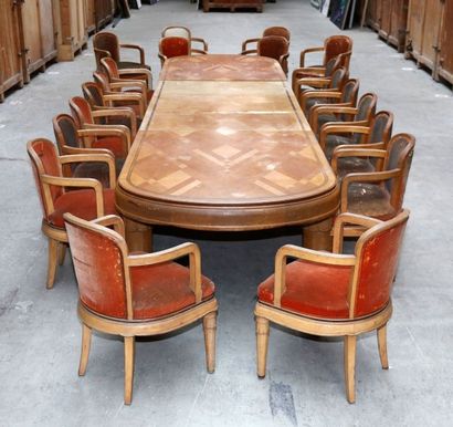 Huit fauteuils à dossier gondole et accotoirs...