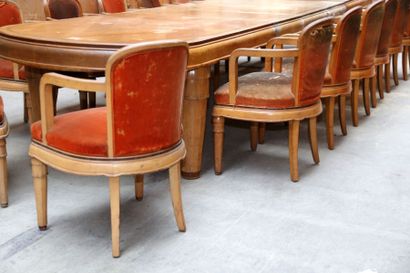 Huit fauteuils à dossier gondole et accotoirs...
